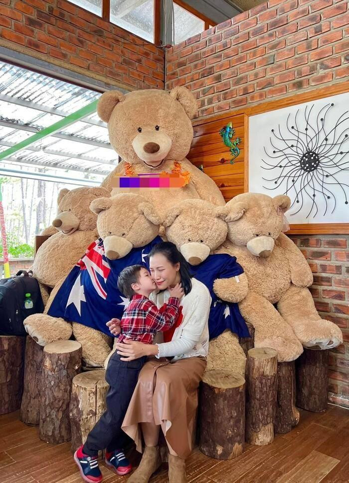 Hiểu chuyện như các nhóc tì nhà sao Việt: Con trai Hoàng Oanh ôm mẹ khi buồn, bé Bo hứa che chở Hòa Minzy ảnh 1