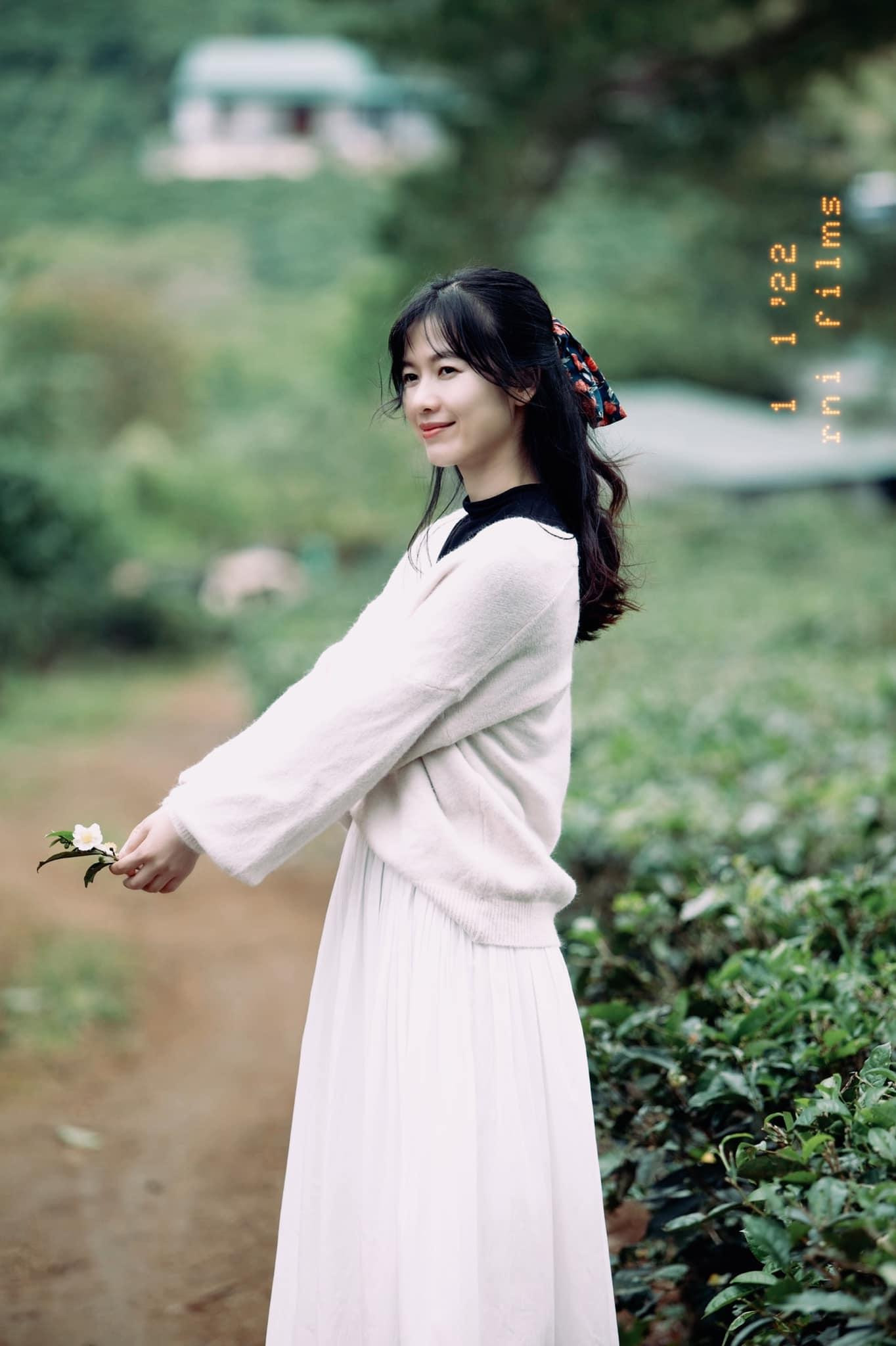 Phối áo len với chân váy trắng, kết hợp với kẹp tóc nơ, Oanh Kiều đã có ngay một set đồ vừa đơn giản lại thoải mái khi đi du lịch ngày lạnh.