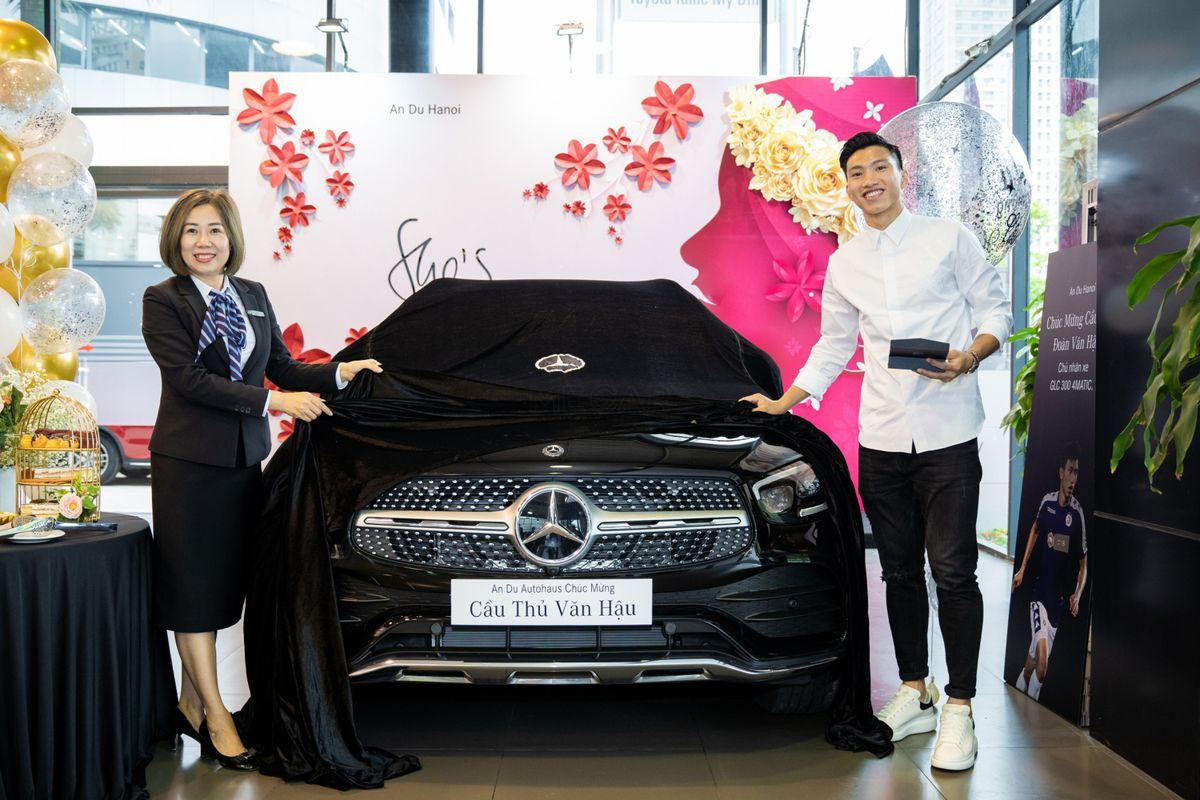 Cuối năm 2020, Đoàn Văn Hậu đã chi mạnh tay để sở hữu chiếc xe Mercedes-Benz GLC 300 trị giá khoảng 2,5 tỷ đồng.