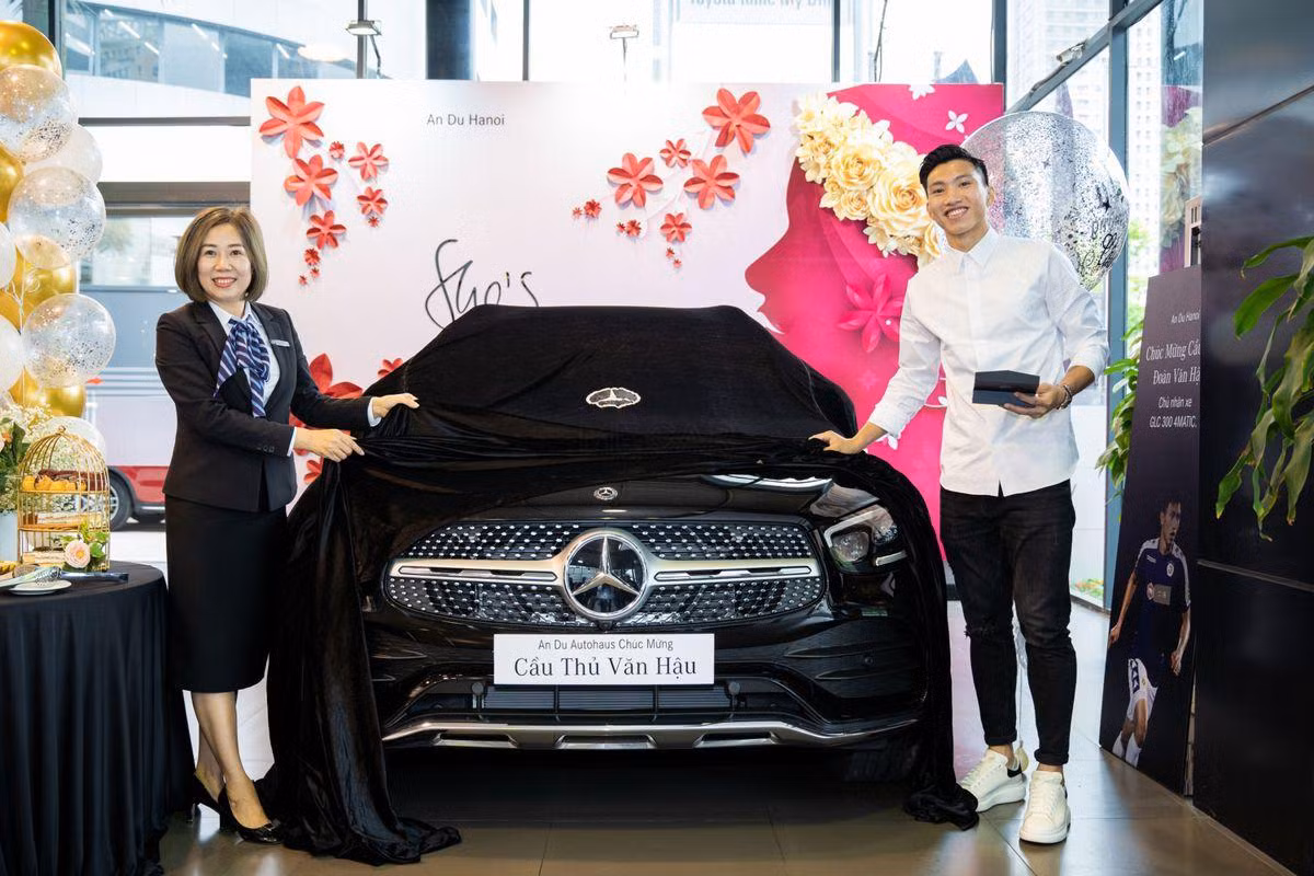 Cuối năm 2020, Đoàn Văn Hậu đã chi mạnh tay để sở hữu chiếc xe Mercedes-Benz GLC 300 trị giá khoảng 2,5 tỷ đồng.