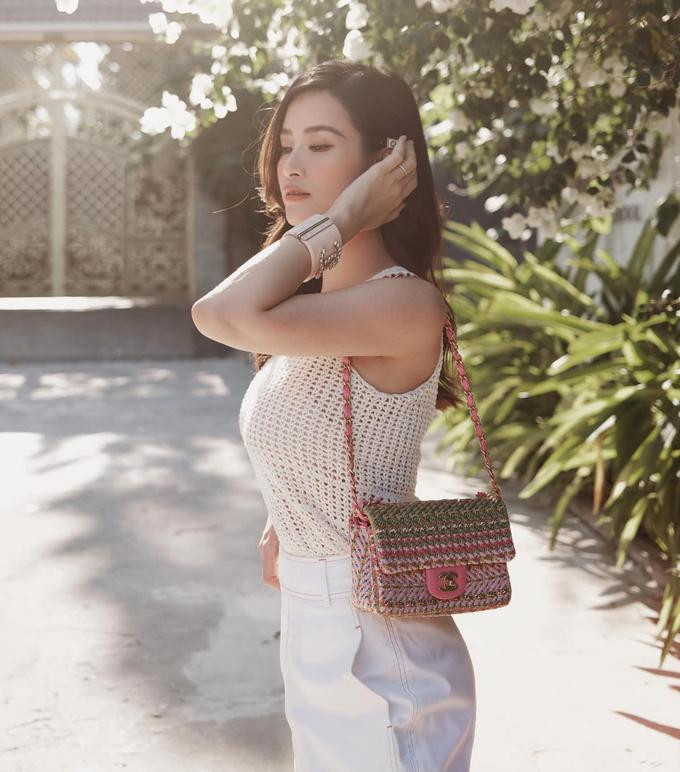 Đông Nhi lại mix áo len móc cùng quần baggy cạp cao tông trắng vừa nhã nhặn lại khéo léo tôn lên vòng eo thon thả.