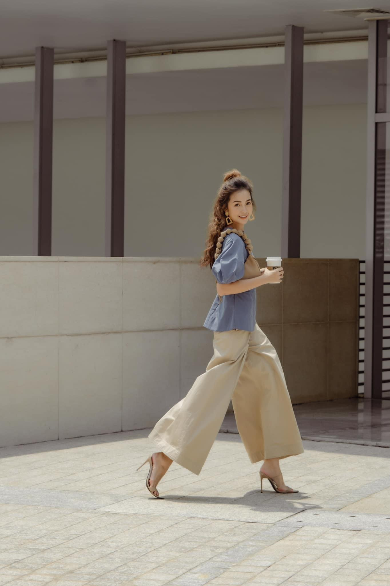 Trong một lần khác, Ngọc Châu lựa chọn phối quần ống rộng với áo sơ mi tay bồng kết hợp cùng giày cao gót vừa nữ tính lại thanh lịch đậm chất công sở.