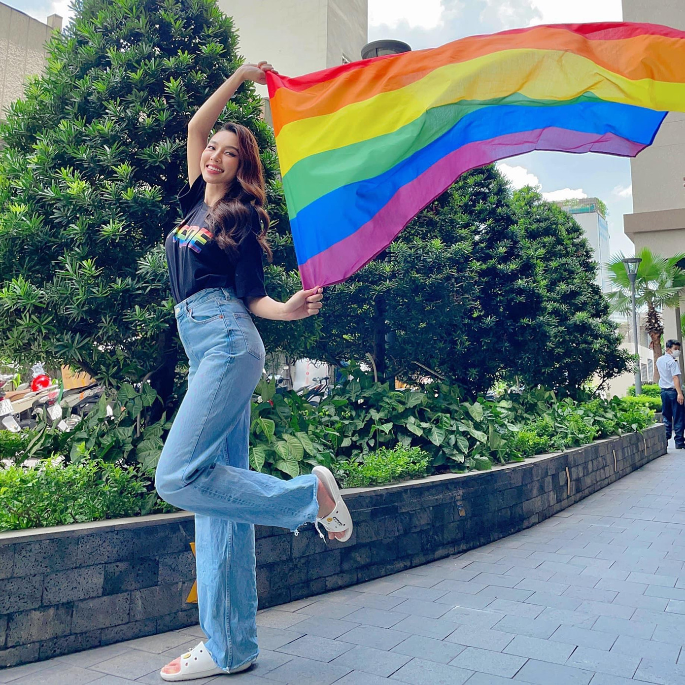 Hoa hậu Thùy Tiên kết hợp quần jeans ống xuông với áo phông đen vừa đơn giản nhưng vẫn nổi bật và năng động.