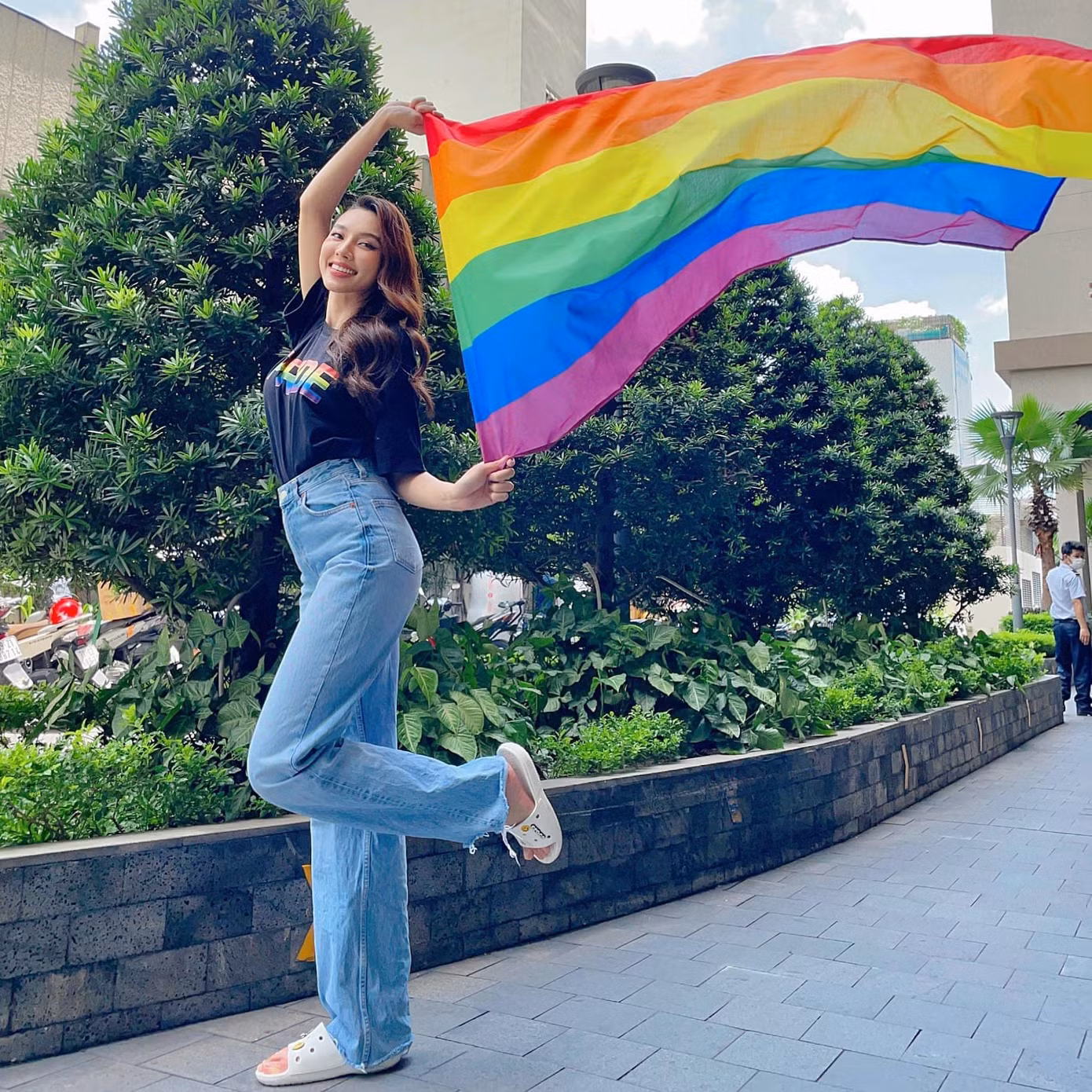 Hoa hậu Thùy Tiên kết hợp quần jeans ống xuông với áo phông đen vừa đơn giản nhưng vẫn nổi bật và năng động.