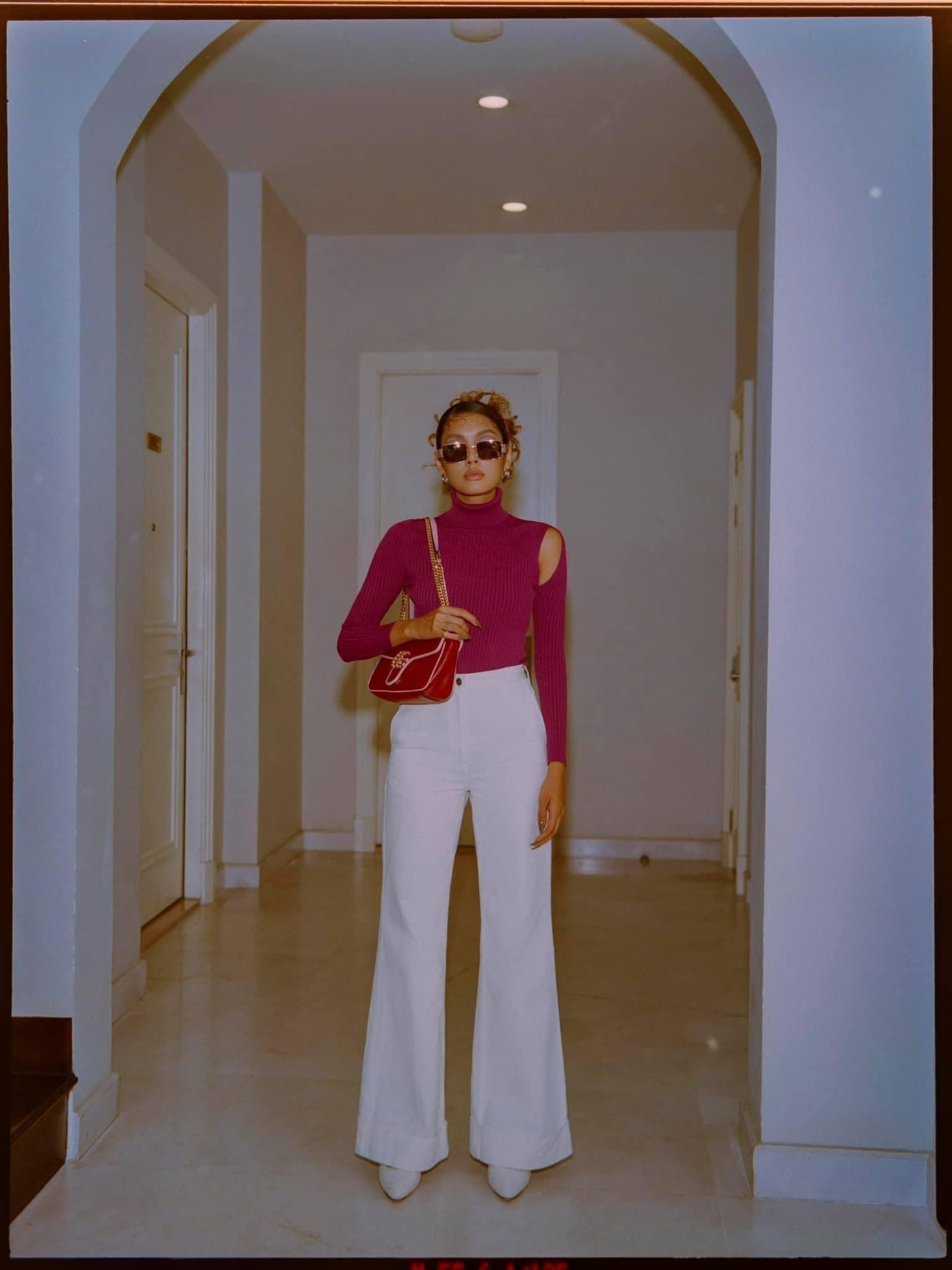 Á hậu Thảo Nhi Lê phối quần ống rộng trắng với áo len khoét vai vừa toát lên vẻ sành điệu, hiện đại lại cho hiệu quả tôn dáng đáng kể.