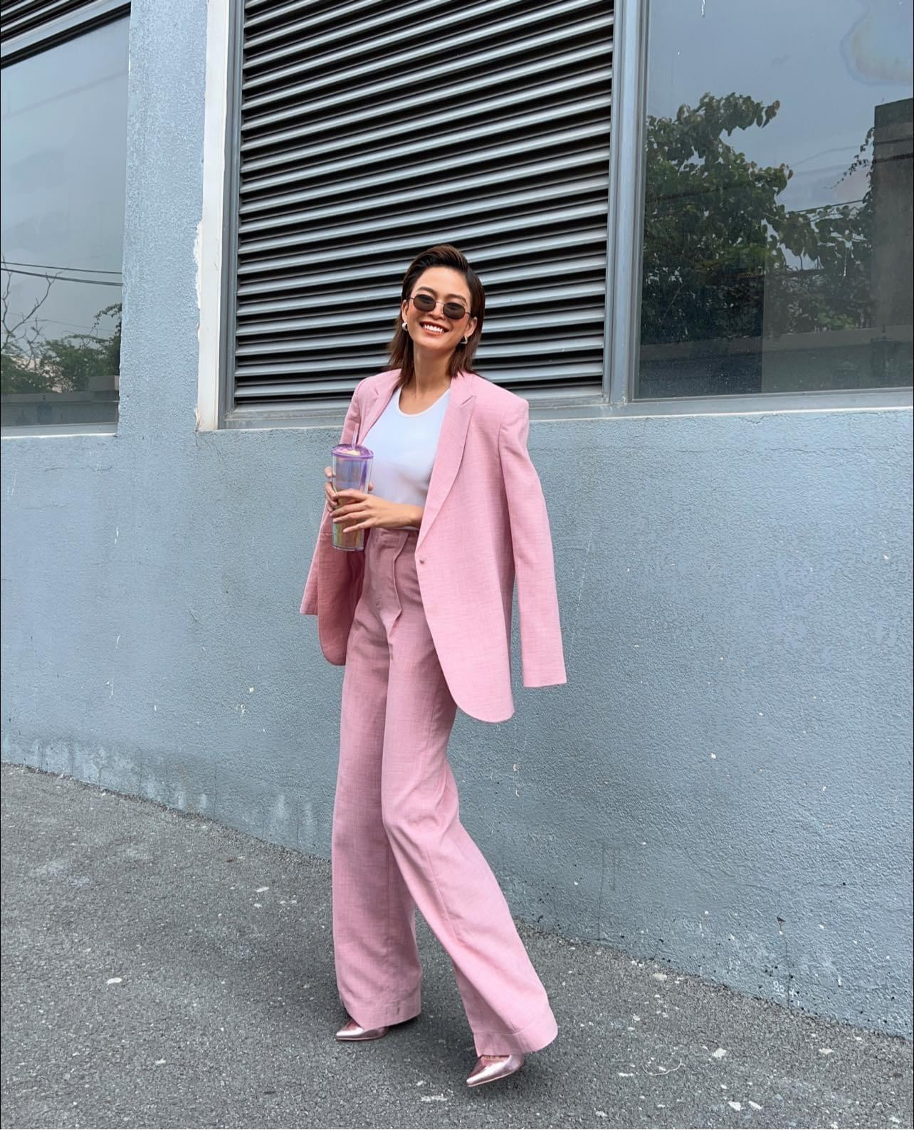 Lựa chọn quần ống rộng tone hồng, Á hậu Mâu Thủy kết hợp cùng áo phông trắng và áo khoác blazer tạo nên một tổng thể bắt mắt.