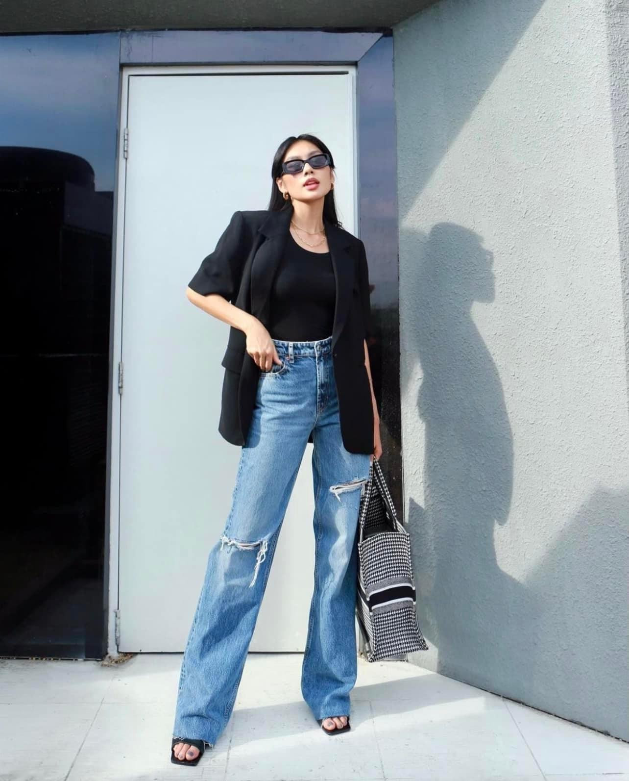 Trong một lần khác, cô nàng lựa chọn mix quần ống rộng với áo blazer và túi xách bản to.