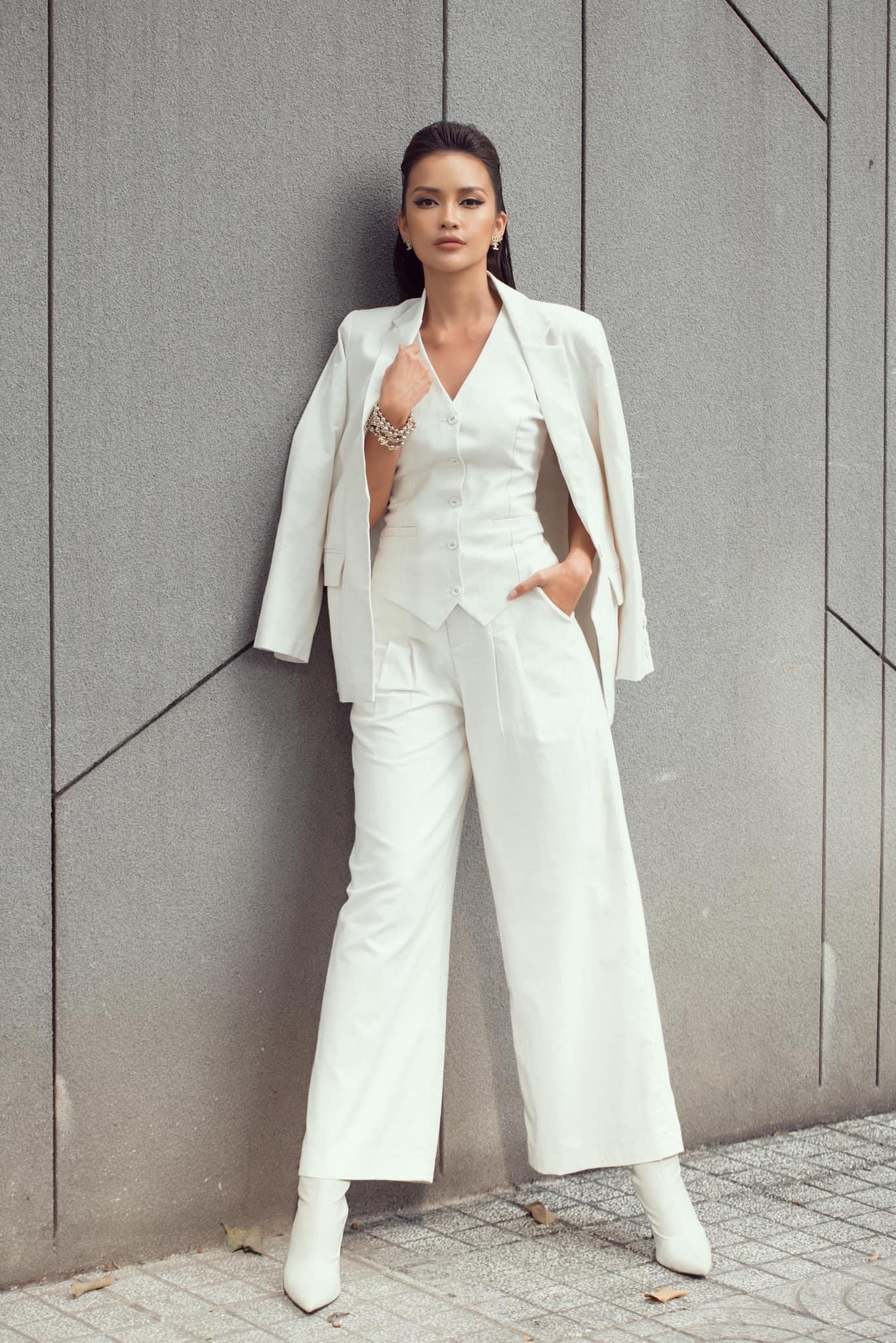 Mix quần ống rộng với áo gile và khoác thêm chiếc áo blazer màu trắng, Hoa hậu Ngọc Châu vừa quý phái, sang trọng mà vẫn cá tính.