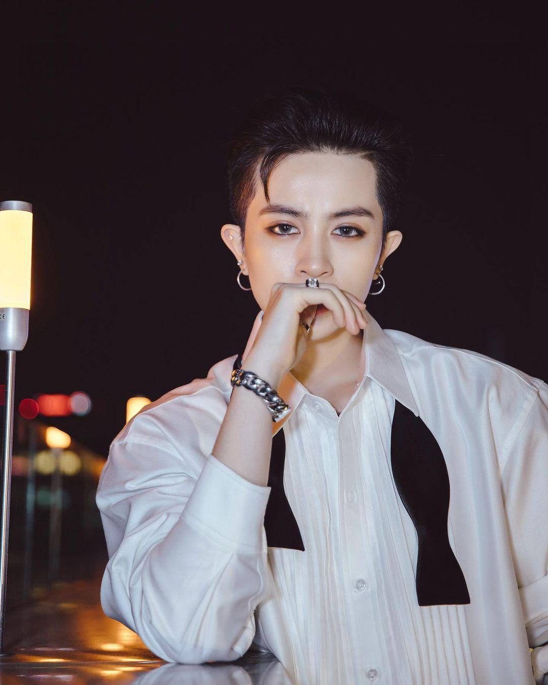 Sơ mi trắng kết hợp với chiếc nơ đen khiến Gil Lê trong giống một tổng tài lạnh lùng. Sơ mi trắng kết hợp với chiếc nơ đen khiến Gil Lê trong giống một tổng tài lạnh lùng.