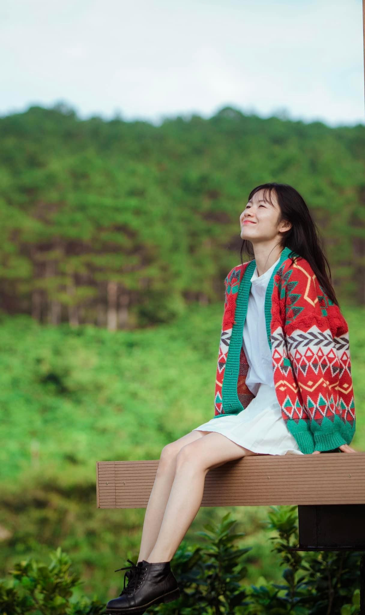 Mix chân váy tennis trắng với áo thun và áo Cardigan là set đồ đơn giản nhưng lại giúp cô nàng có một vẻ ngoài năng động và thu hút mọi ánh nhìn.