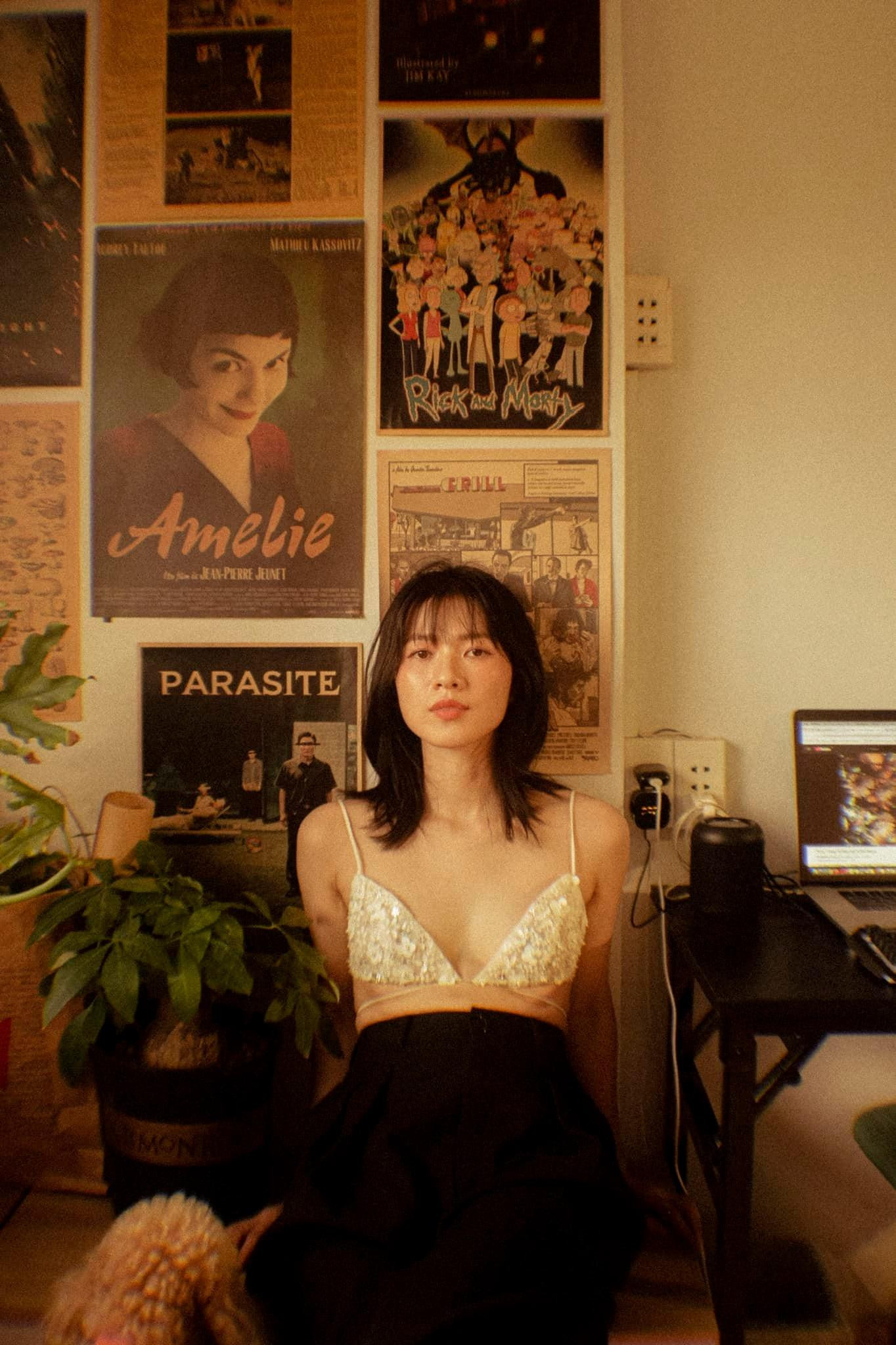 Phối đồ với áo bra, Oanh Kiều có ngay một set đồ vừa quyến rũ mà không hề gây “phản cảm”.