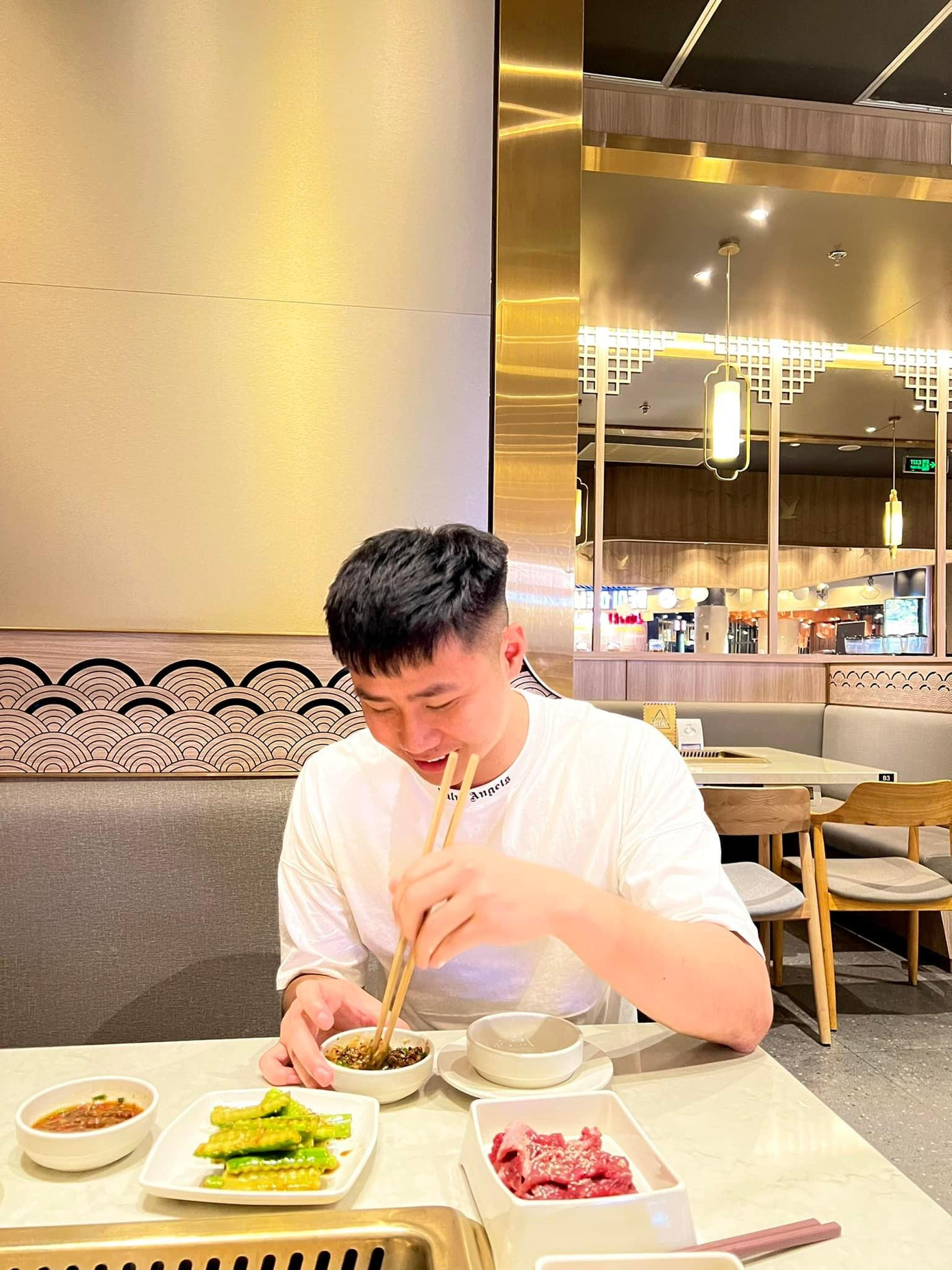 Văn Toản có phong cách thời trang khá giản dị. Item được yêu thích nhất trong tủ đồ của chàng cầu thủ là áo thun trắng với họa tiết tối giản. Văn Toản có phong cách thời trang khá giản dị. Item được yêu thích nhất trong tủ đồ của chàng cầu thủ là áo thun trắng với họa tiết tối giản.