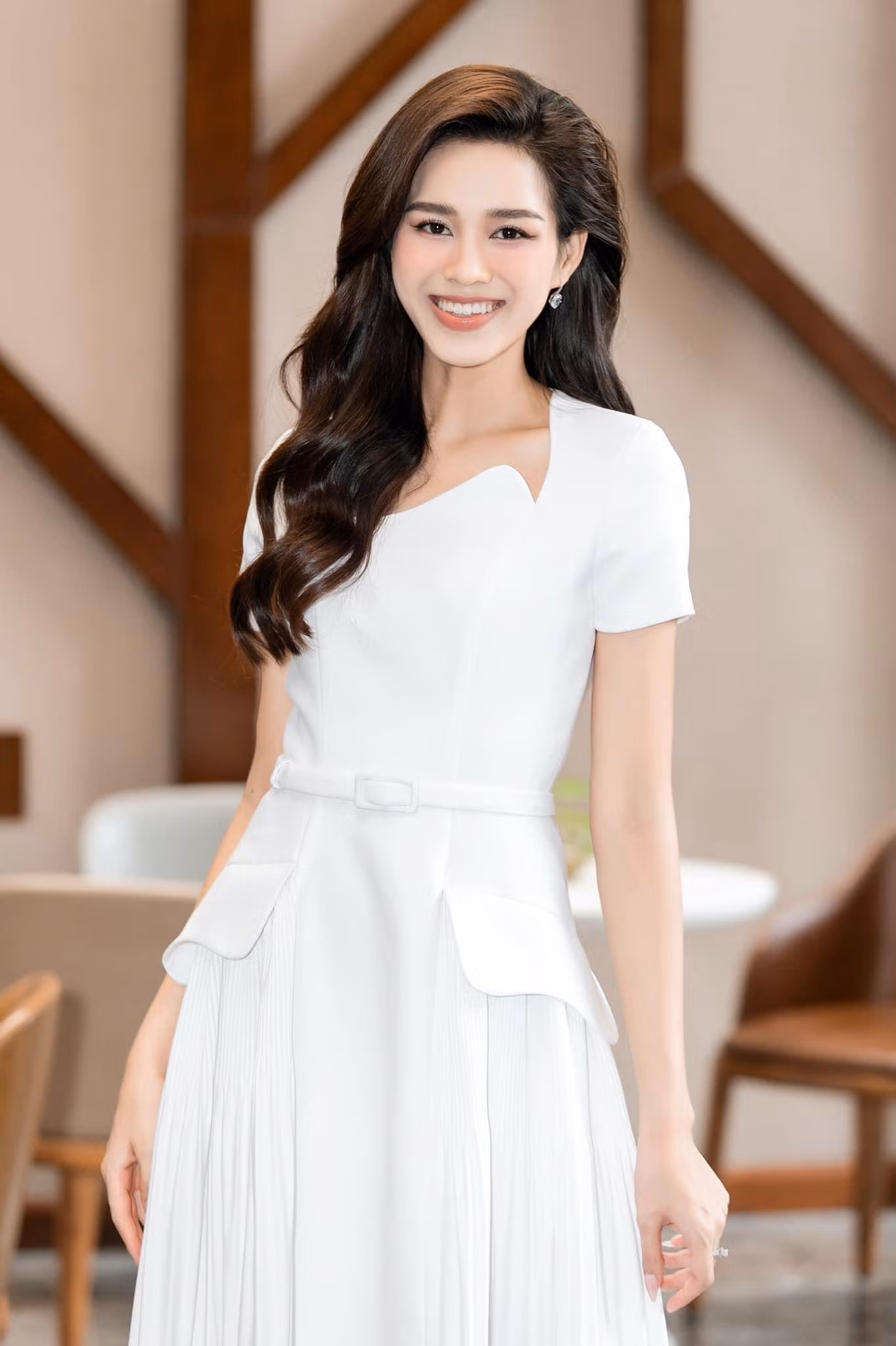 Một chiếc váy trắng đơn giản và kín đáo sẽ giúp bạn trông nhã nhặn, xinh đẹp.