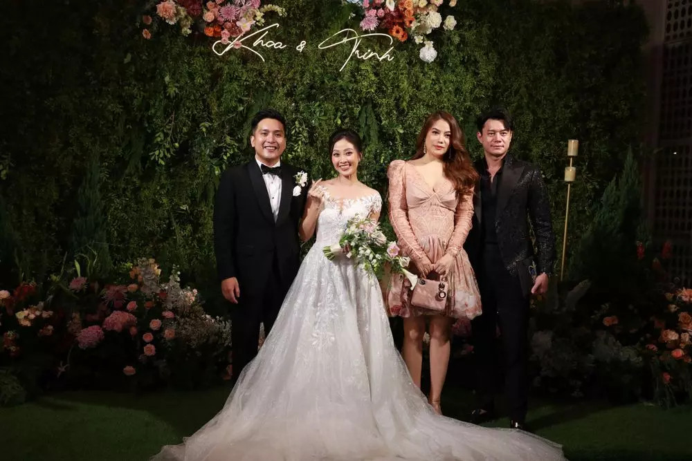 Trương Ngọc Ánh cùng một nửa của mình cũng có mặt để chung vui.