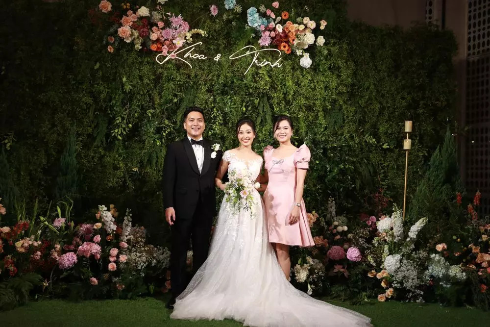 Lâm Vĩ Dạ diện thiết kế nhẹ nhàng đến chúc phúc tại đám cưới.