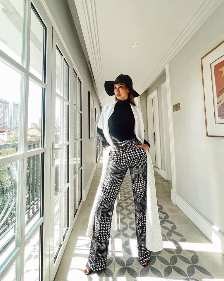 Một chiếc áo khoác, quần in họa tiết mix cùng vài món phụ kiện sẽ khiến set đồ của bạn bớt đơn điệu mà lại cực sang - xịn - mịn như siêu mẫu Hà Anh.