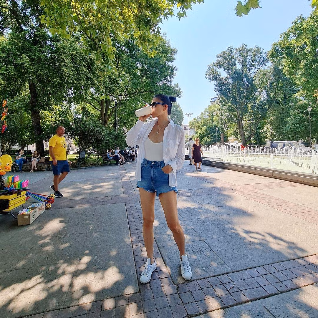 Ngô Thanh Vân khỏe khoắn, năng động với quần soóc jeans kết hợp cùng áo 2 dây và áo sơ mi khoác ngoài. Ngô Thanh Vân khỏe khoắn, năng động với quần soóc jeans kết hợp cùng áo 2 dây và áo sơ mi khoác ngoài.