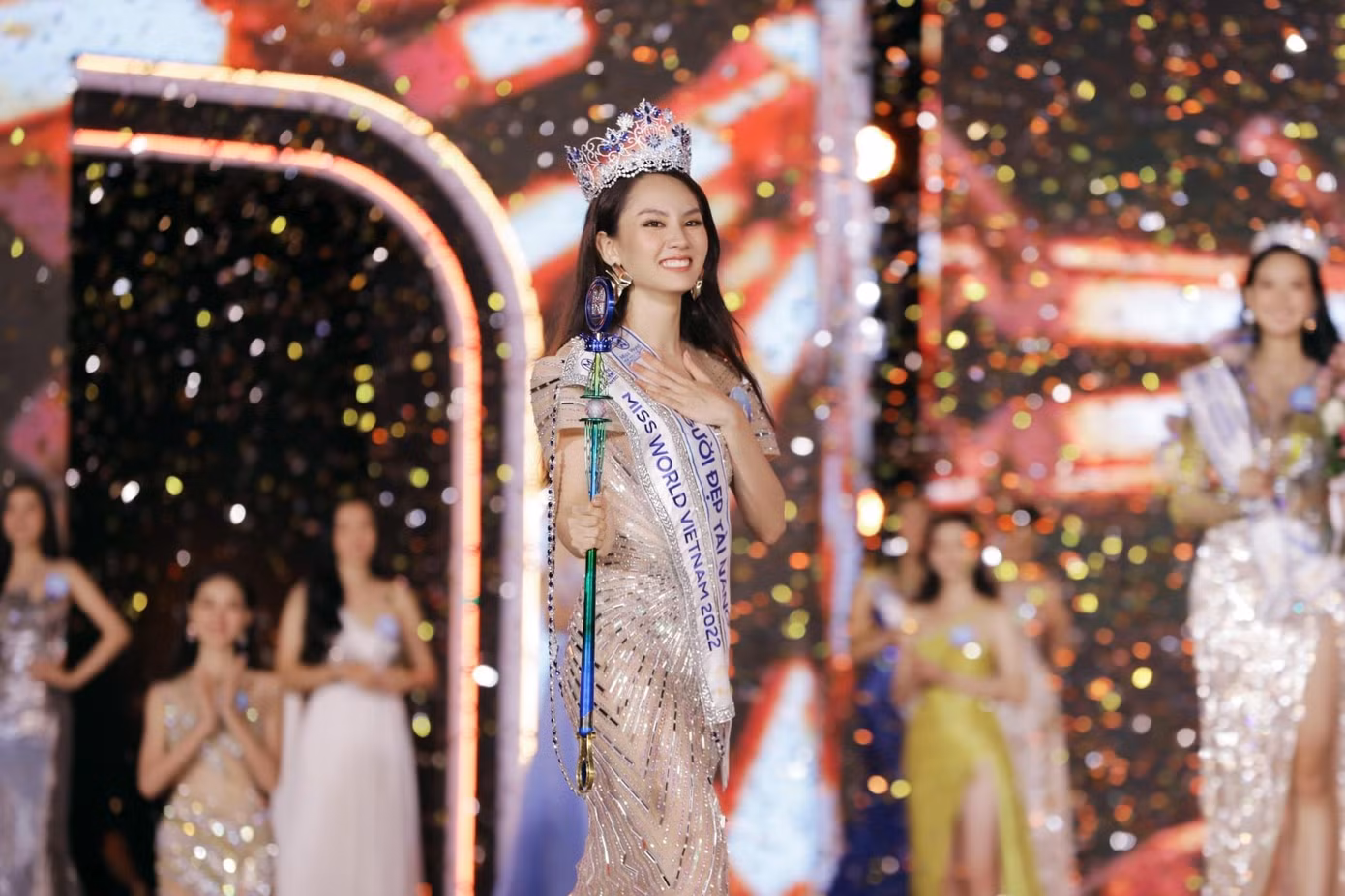 Hoa hậu Huỳnh Nguyễn Mai Phương nhận được nhiều lời chúc mừng sau khi đăng quang.