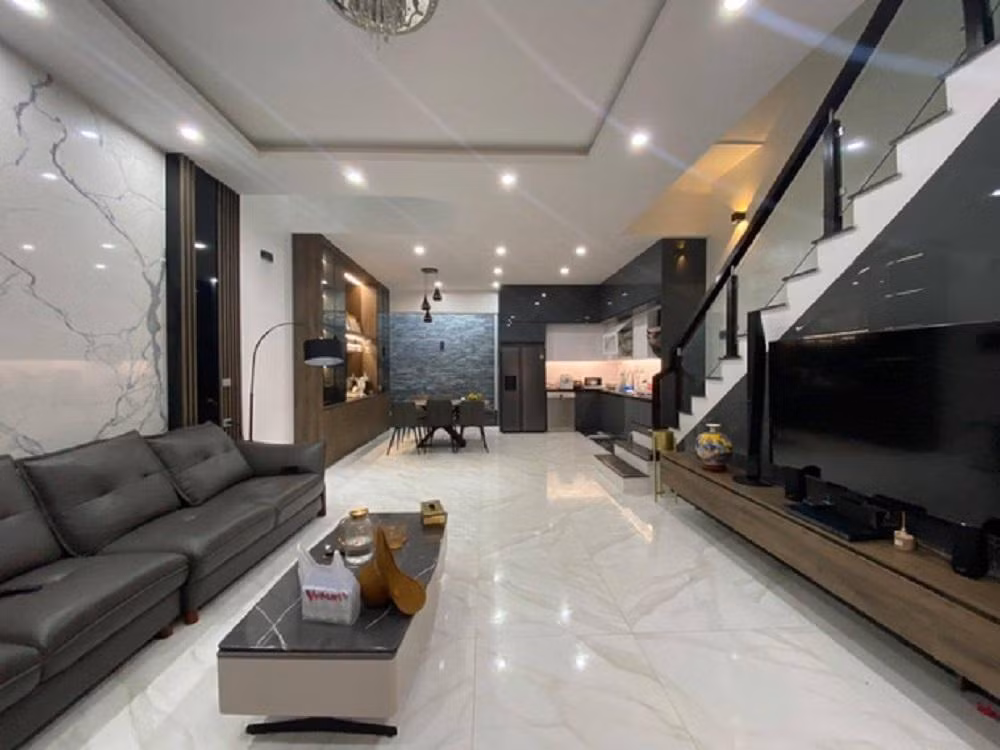 Bên trong căn nhà được chàng cầu thủ đầu tư thiết kế tỉ mỉ với tông màu đen trắng làm chủ đạo.