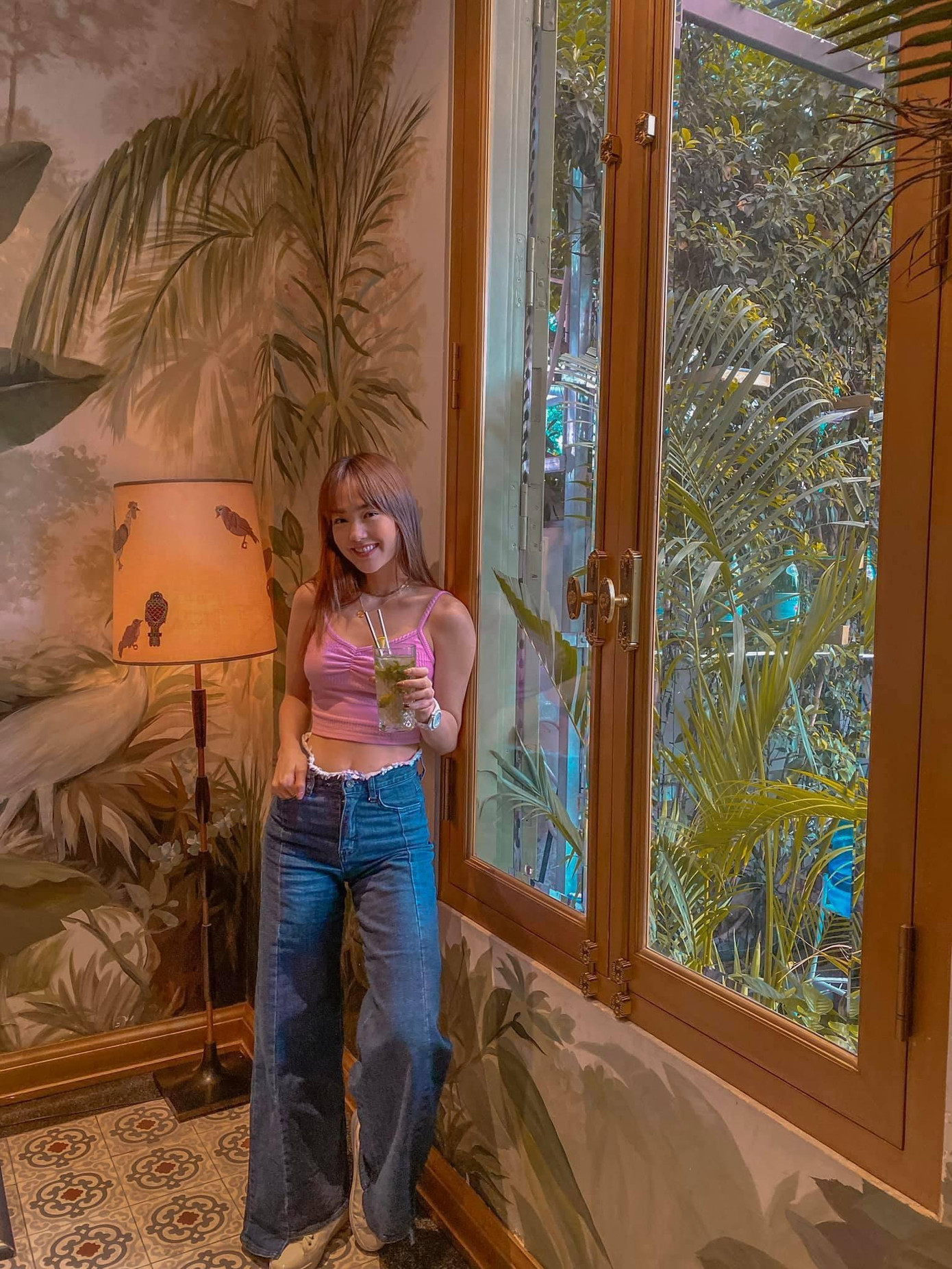 Minh Hằng phối quần ống rộng với áo hai dây màu hồng vừa trẻ trung lại cá tính.