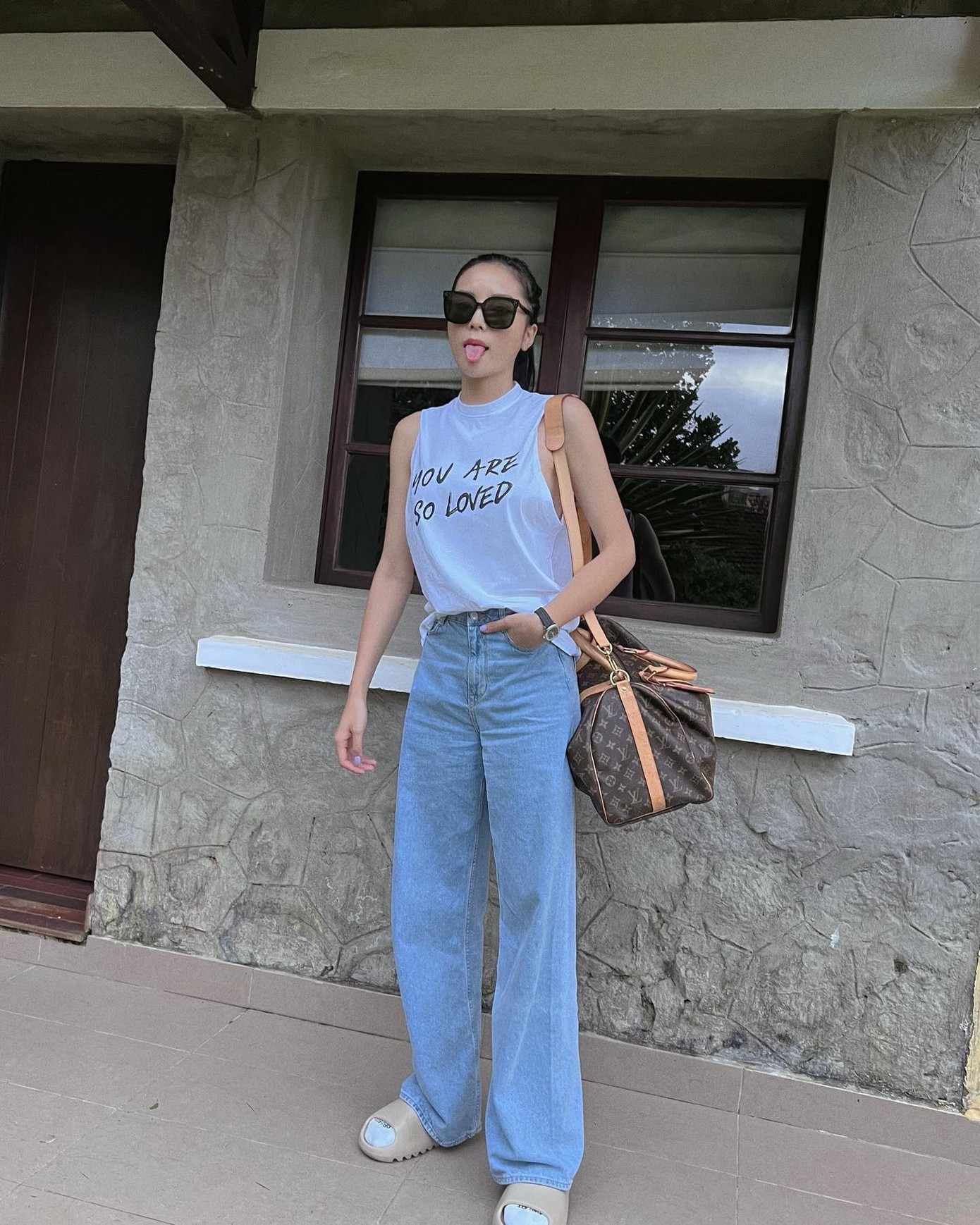 Kỳ Duyên theo đuổi phong cách khỏe khoắn, năng động. Khi lên đồ với quần jeans ống rộng, dù không cầu kỳ nhưng nàng hậu vẫn có ngay những set đồ thời thượng.