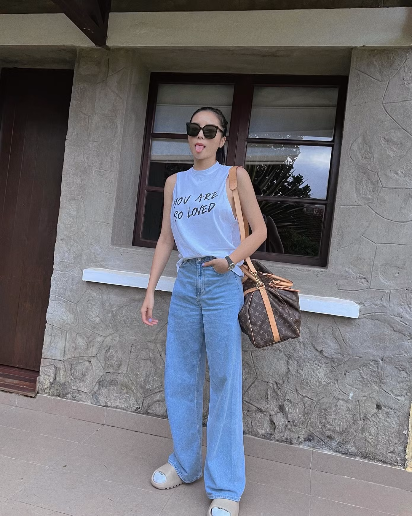 Kỳ Duyên theo đuổi phong cách khỏe khoắn, năng động. Khi lên đồ với quần jeans ống rộng, dù không cầu kỳ nhưng nàng hậu vẫn có ngay những set đồ thời thượng.