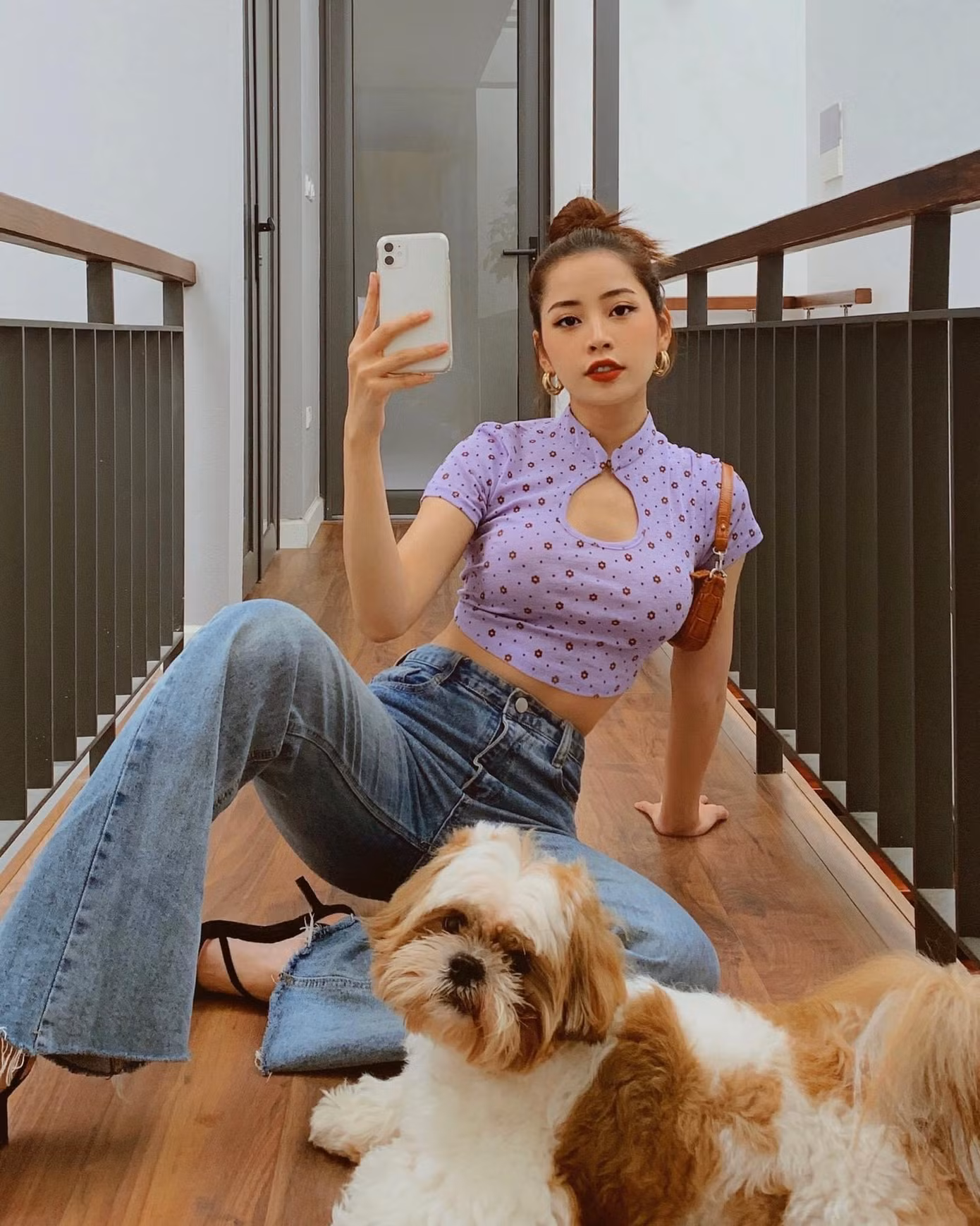 Chipu khoe trọn vòng eo con kiến khi diện quần ống rộng phối với áo croptop tím khoét ngực đầy trẻ trung và quyến rũ.