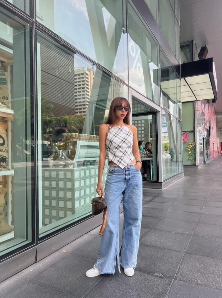 Minh Triệu "đắm đuối" các mẫu quần ống rộng. Cô nàng phối được hàng loạt bộ đồ chất chơi khi kết hợp quần ống rộng với nhiều dáng áo khác nhau.