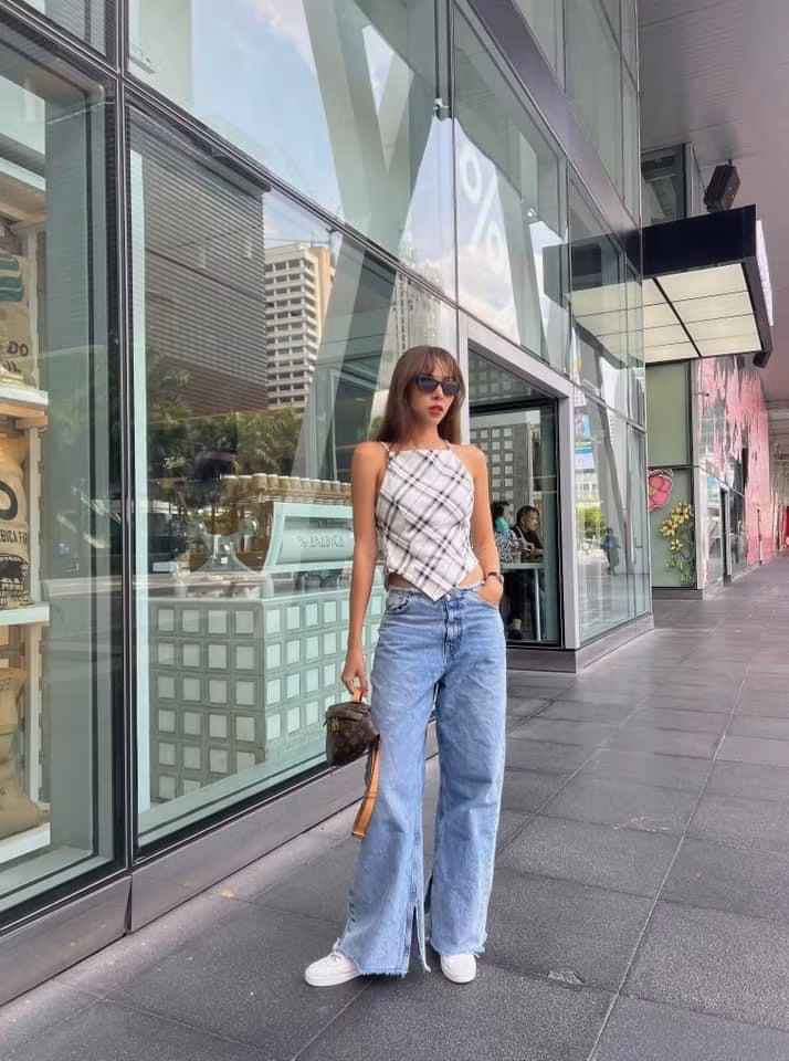 Minh Triệu "đắm đuối" các mẫu quần ống rộng. Cô nàng phối được hàng loạt bộ đồ chất chơi khi kết hợp quần ống rộng với nhiều dáng áo khác nhau.