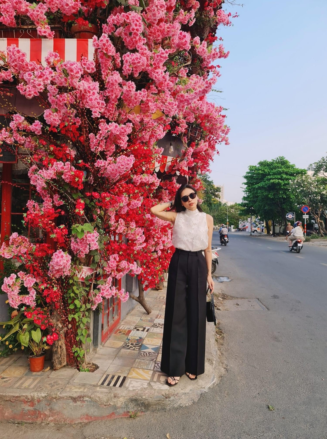 Chỉ với chiếc quần ống rộng và áo ren, Ngô Thanh Vân đã có ngay "chiếc" outfit dịu dàng, nữ tính.