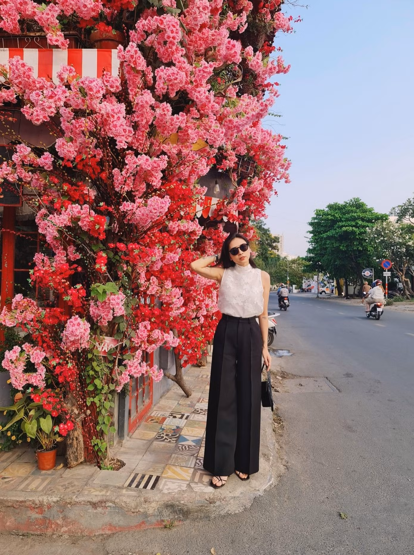 Chỉ với chiếc quần ống rộng và áo ren, Ngô Thanh Vân đã có ngay "chiếc" outfit dịu dàng, nữ tính.