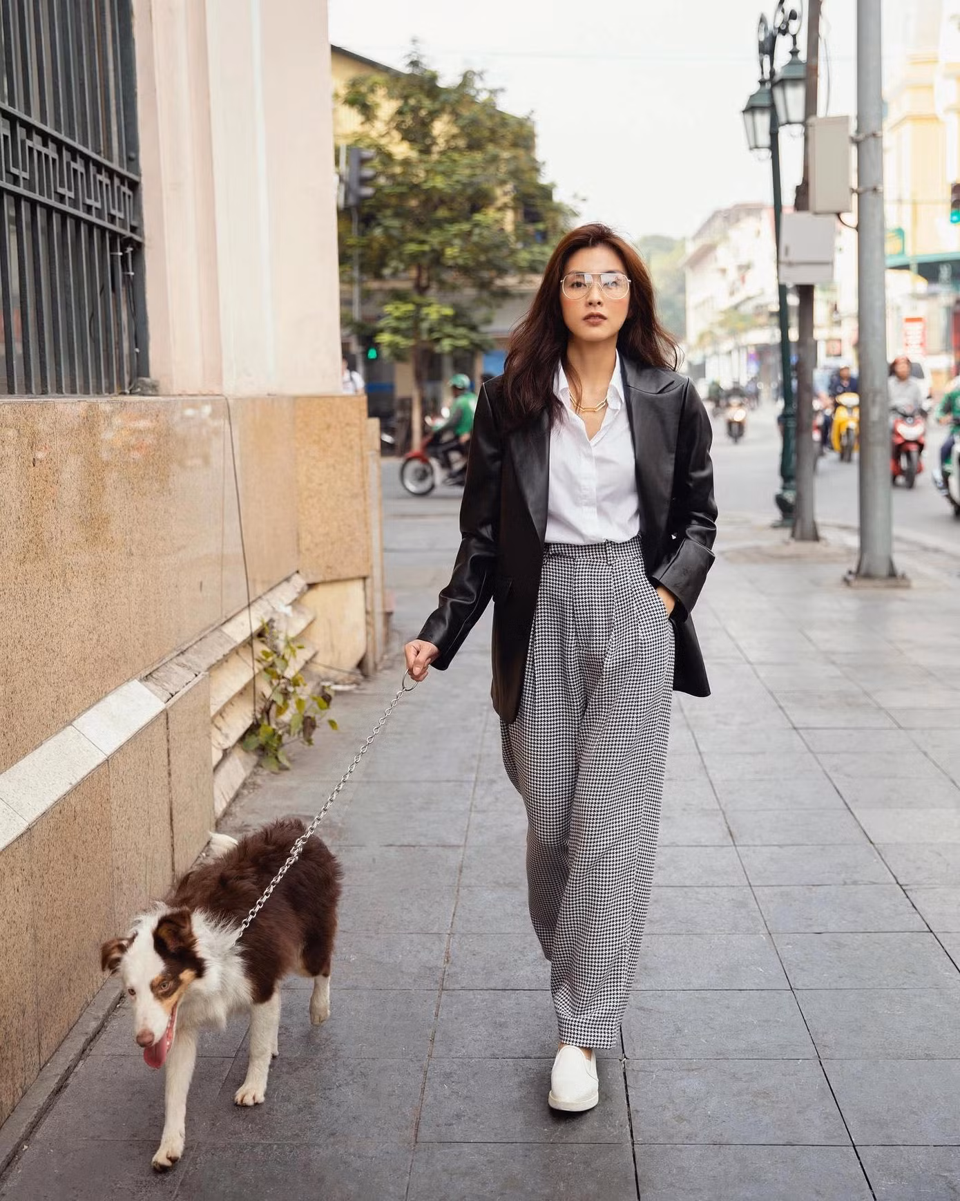 Tăng Thanh Hà gây ấn tượng mạnh mẽ ở sự chất chơi, xen lẫn vẻ sang chảnh khi phối quần ống rộng kẻ caro kết hợp với sơ mi trắng và áo da.