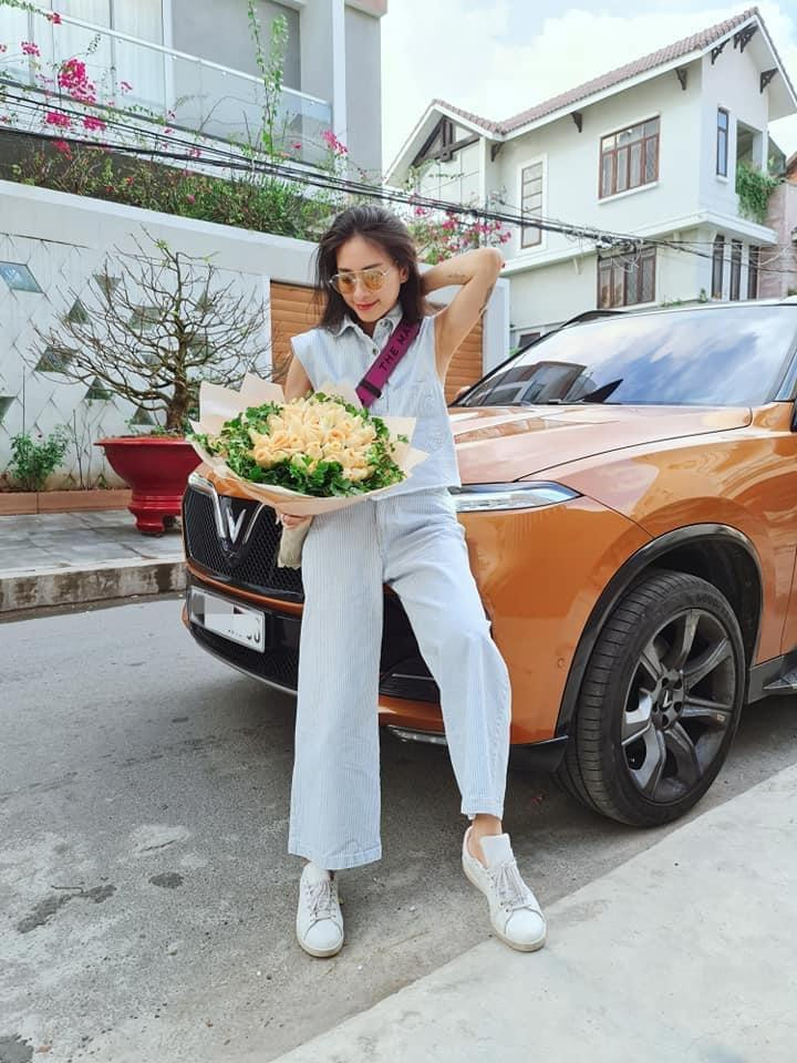 Trong một lần khác, bà xã Huy Trần cũng phối quần jeans ống rộng với áo jeans sát nách mang đậm phong cách đường phố.