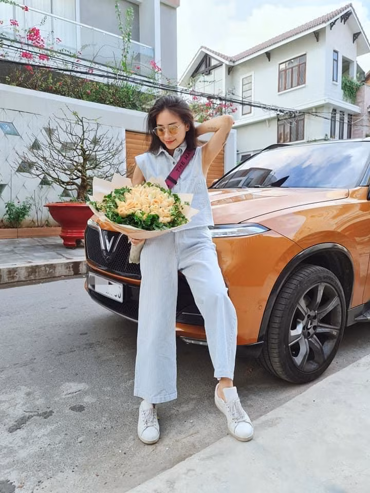 Trong một lần khác, bà xã Huy Trần cũng phối quần jeans ống rộng với áo jeans sát nách mang đậm phong cách đường phố.