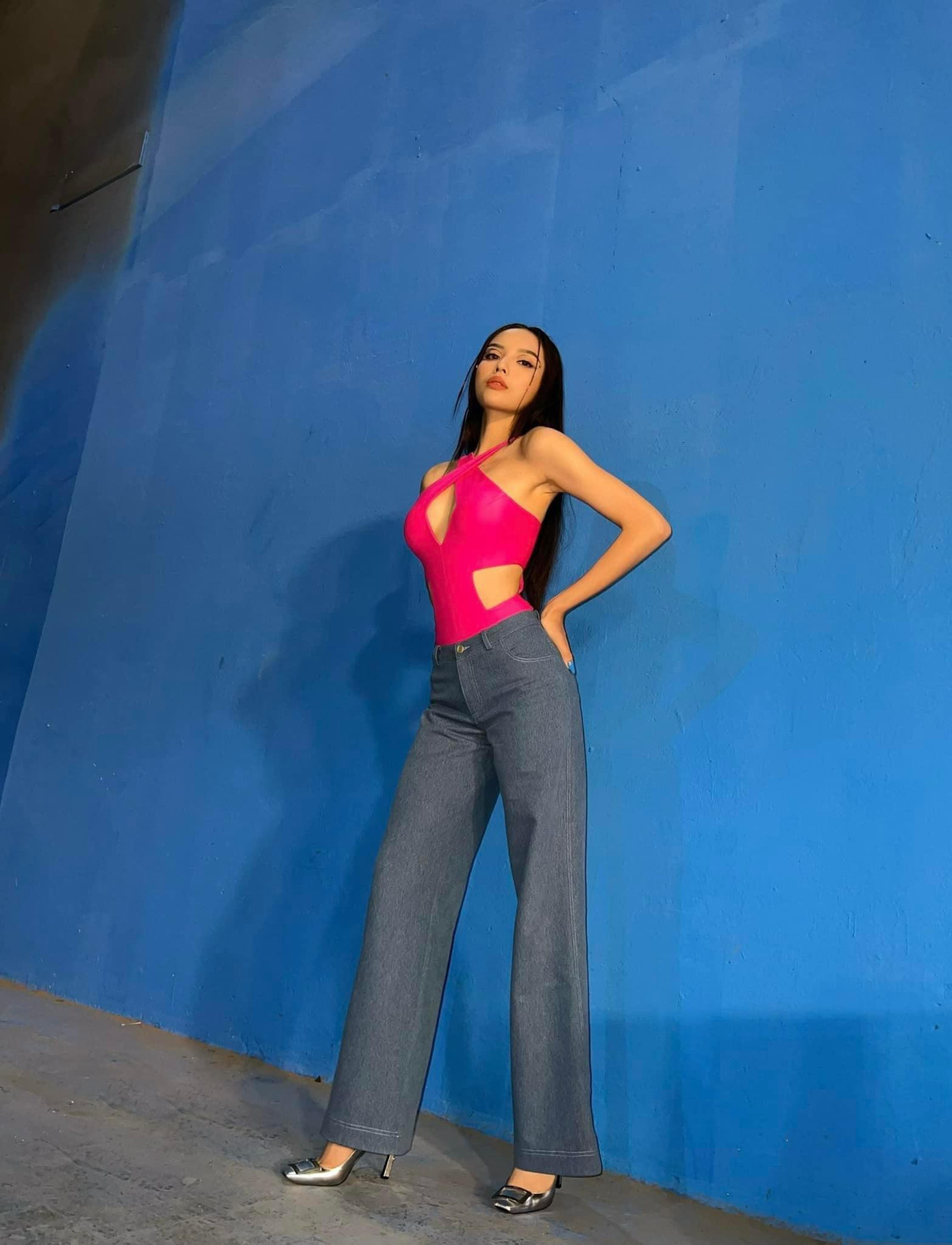 Hoa hậu Kỳ Duyên khiến netizen xuýt xoa khi phối quần ống rộng với áo cổ yếm cắt xẻ táo bạo khoe trọn thân hình mảnh mai, quyến rũ của nàng hậu.