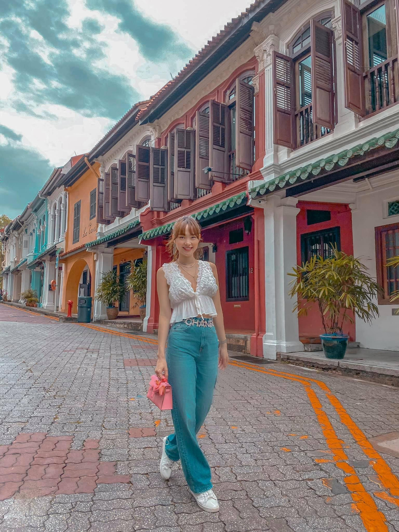 Minh Hằng ngọt ngào với áo bèo nhún cổ chữ V, mẫu quần jeans với thắt lưng hàng hiệu chính là điểm nhấn giúp cô nàng thời thượng hơn.