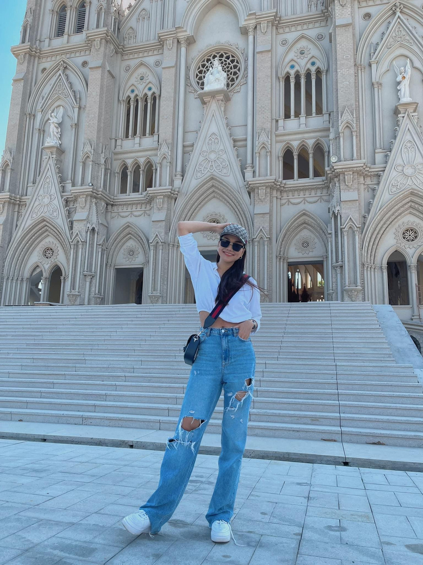 Thanh Hằng trẻ trung, cá tính khi diện mốt quần jeans rách ống rộng.