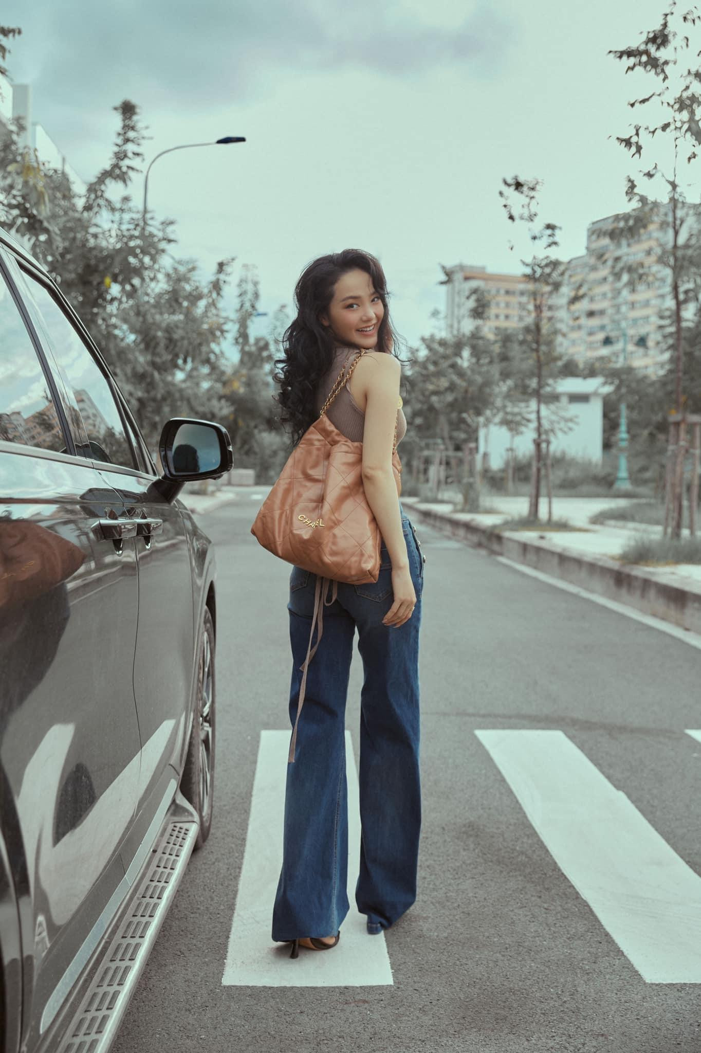 Trong một lần khác, Minh Hằng như một quý cô cổ điển khi diện lên mình những gam màu ấm.