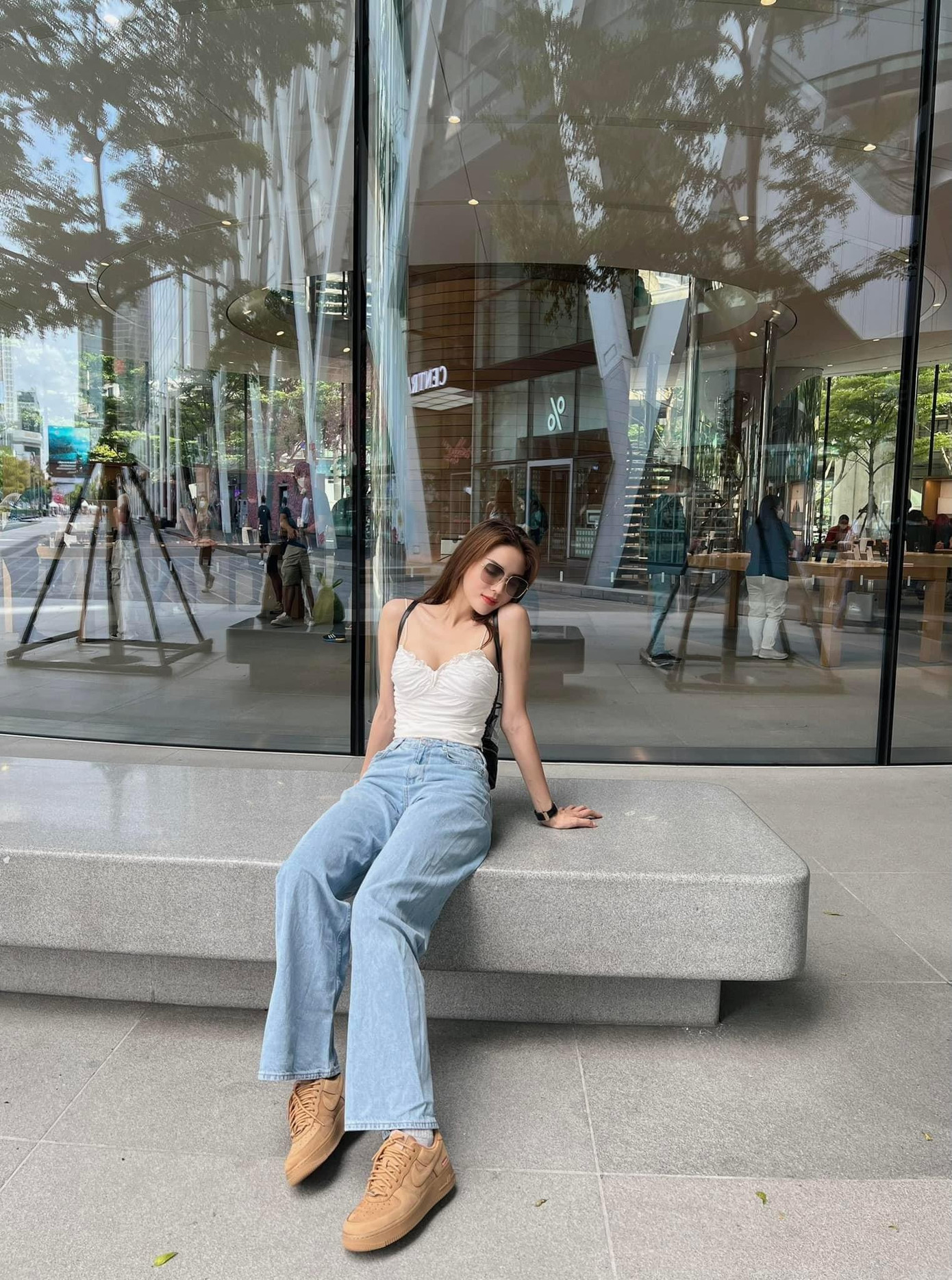 Khi đi du lịch, Hoa hậu Kỳ Duyên cũng thường xuyên chọn mang theo bên mình những chiếc quần jeans ống rộng để thoải mái biến tấu mà không sợ lỗi mốt.