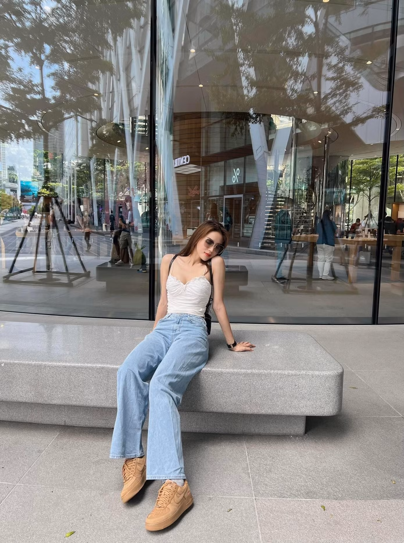 Khi đi du lịch, Hoa hậu Kỳ Duyên cũng thường xuyên chọn mang theo bên mình những chiếc quần jeans ống rộng để thoải mái biến tấu mà không sợ lỗi mốt.
