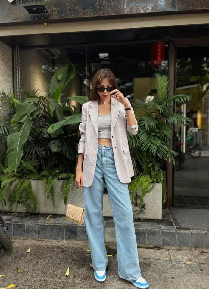 Khi phối đồ với quần ống rộng, Minh Triệu thường kết hợp với nhiều món phụ kiện để bộ đồ bớt đơn điệu.