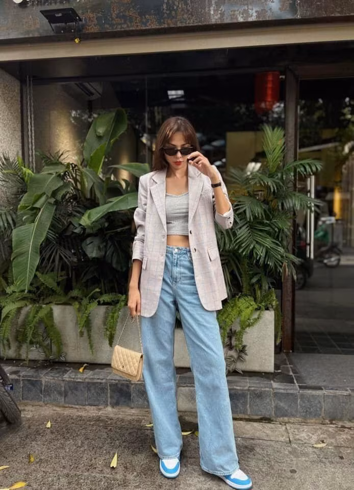 Khi phối đồ với quần ống rộng, Minh Triệu thường kết hợp với nhiều món phụ kiện để bộ đồ bớt đơn điệu.