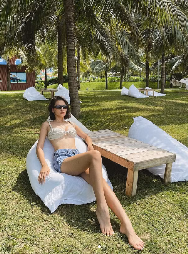 Áo 2 dây và quần short jeans vừa đem đến cho bạn vẻ ngoài sành điệu, cá tính lại vừa giúp bạn tự tin hơn khi đi biển.