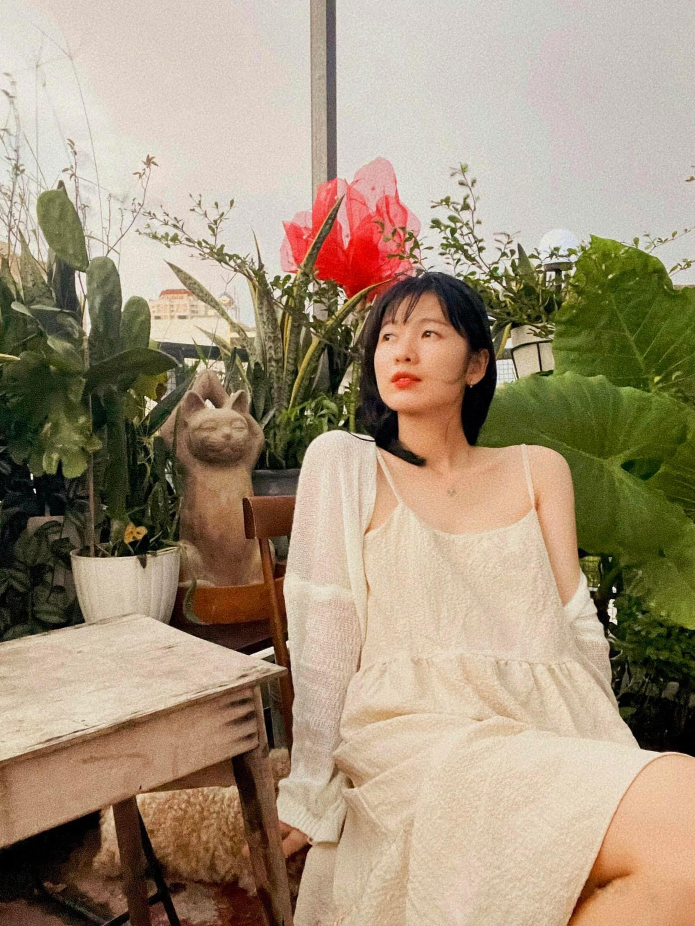 Chỉ với một chiếc váy baby doll, nữ diễn viên đã thành công "hack tuổi".