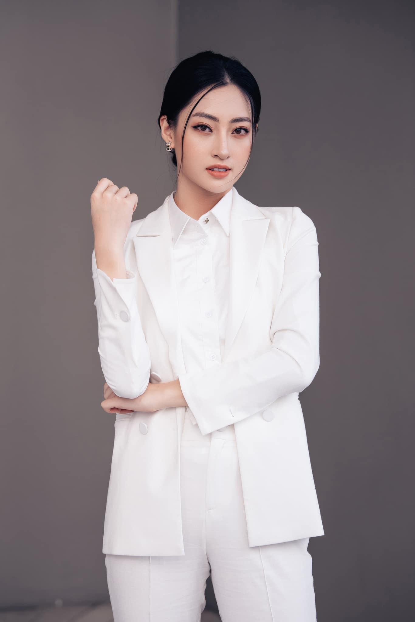 Hoa hậu Lương Thùy Linh chú trọng vẻ ngoài trang nhã, lịch thiệp khi xuất hiện tại các buổi họp quan trọng. Hoa hậu Lương Thùy Linh chú trọng vẻ ngoài trang nhã, lịch thiệp khi xuất hiện tại các buổi họp quan trọng.