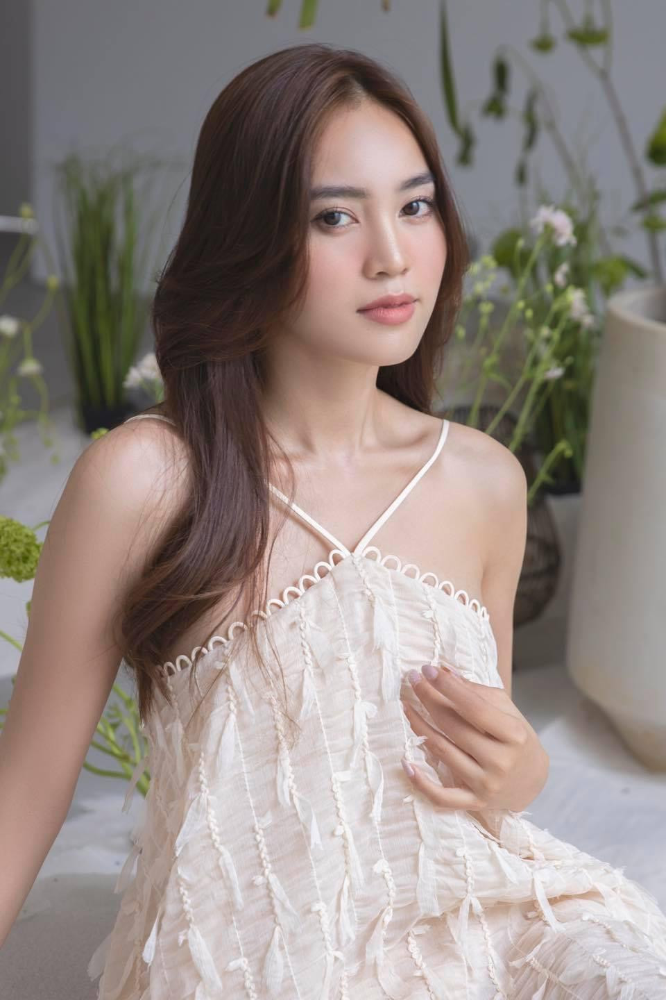 Sở hữu bờ vai mảnh mai kết hợp cùng kiểu tóc đơn giản và lối makeup nhẹ nhàng, Ninh Dương Lan Ngọc có thể dễ dàng chinh phục dáng váy cổ yếm.