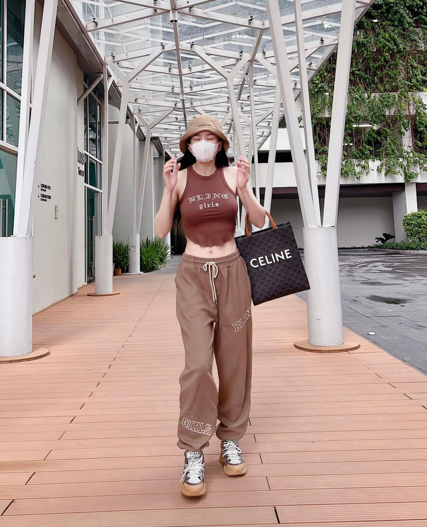 Lựa chọn phối croptop ôm body với quần và phụ kiện cùng màu giúp Mie sành điệu hơn.