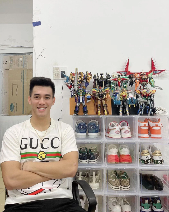 Tủ giày thuộc hàng "khủng" của Tiến Linh, mỗi đôi có giá dao động gần 30 triệu đồng. Tủ giày thuộc hàng "khủng" của Tiến Linh, mỗi đôi có giá dao động gần 30 triệu đồng.