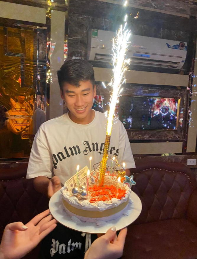 Những bộ đồ thể hiện sự thoải mái, cá tính thường được anh chàng lựa chọn khi ra đường. Những bộ đồ thể hiện sự thoải mái, cá tính thường được anh chàng lựa chọn khi ra đường.