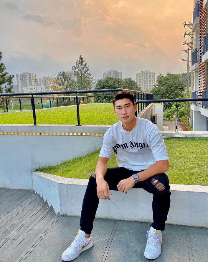 Áo thun đến từ thương hiệu Palm Angels có giá gần 6 triệu đồng được anh chàng phối với quần jeans rách và giày sneaker năng động và trẻ trung. Áo thun đến từ thương hiệu Palm Angels có giá gần 6 triệu đồng được anh chàng phối với quần jeans rách và giày sneaker năng động và trẻ trung.